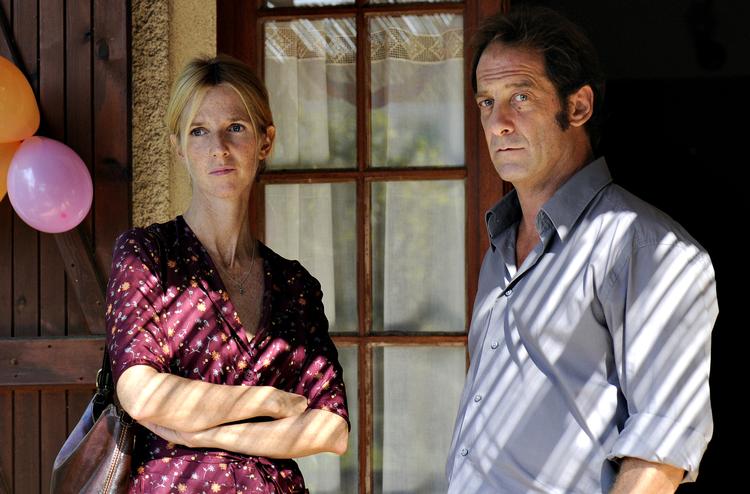 »Det er længe siden, man har set så overbevisende en menneskelig og erotisk tiltrækning mellem to modne mennesker«, skriver Søren Vinterberg om spillet mellem Sandrine Kiberlain og Vincent Lindon. 