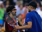 lykønskning. Janko Tipsarevic fra Serbien (tv) vandt overraskende over en af US Open-favoritterne Andy Roddick. 