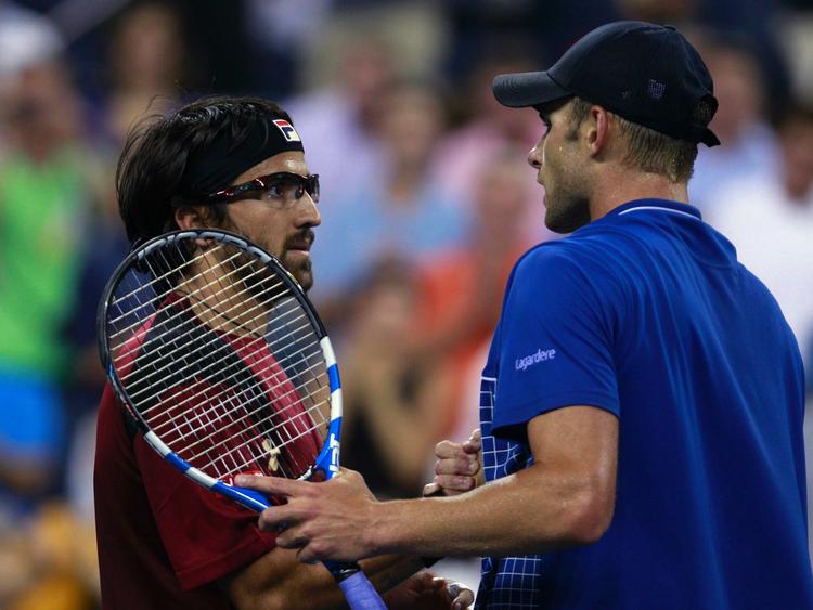 lykønskning. Janko Tipsarevic fra Serbien (tv) vandt overraskende over en af US Open-favoritterne Andy Roddick. 