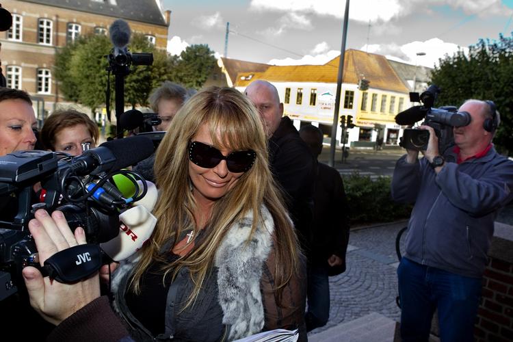 rufferisag. Anni Fønsby er tiltalt for rufferi ved byretten i Odense. her ankommer hun ved retssagens begyndelse i mandags. 