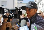 skifte. En af fodboldspillets mest besværlige stjerner, Robinho, skifter endnu en gang klub. Næste forsøg på at udløse det store potentiale skal være hos AC Milan, hvor Robinho her mødes af journalister og fotografer. 