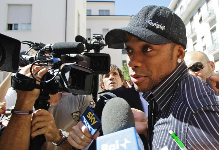 skifte. En af fodboldspillets mest besværlige stjerner, Robinho, skifter endnu en gang klub. Næste forsøg på at udløse det store potentiale skal være hos AC Milan, hvor Robinho her mødes af journalister og fotografer. 