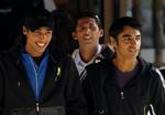 mistænkt. De tre landsholdsspillere fra Pakistan, Mohammad Amir (tv), Mohammad Asif (midt) og Salman Butt, kommer fra afhøring i England oven på skandalen om aftalt spil. 