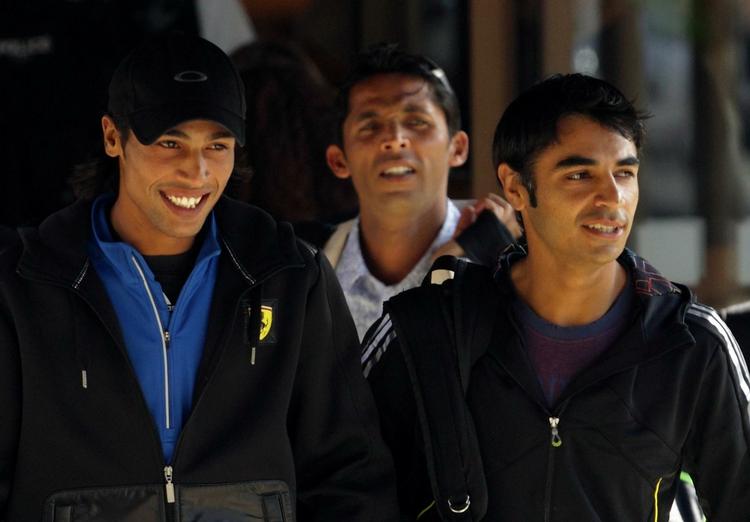 mistænkt. De tre landsholdsspillere fra Pakistan, Mohammad Amir (tv), Mohammad Asif (midt) og Salman Butt, kommer fra afhøring i England oven på skandalen om aftalt spil. 
