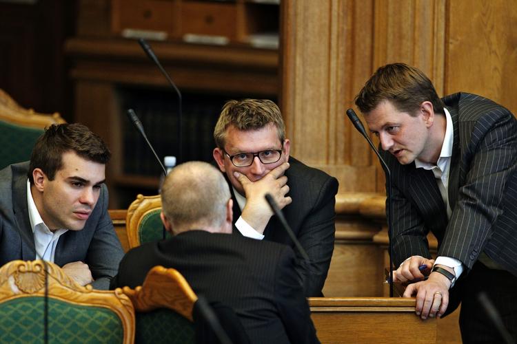 Udskældt. Troels Lund Poulsen omgivet af partifæller i folketingssalen. Nu møder han kritik fra Venstres Ungdom, som minder ham om, at han ikke er skatteminister i en socialdemokratisk regering. (Arkivfoto) 