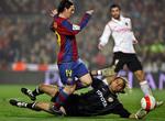 Lionel Messi i nærkamp med Valencia-keeper Hildebrand, der spillede en stor kamp i aftes. 