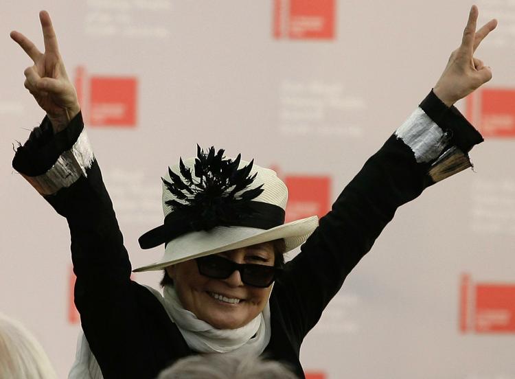 Beatles. Sammen med islændingene hylder Yoko Ono sin afdøde mand ved Islands årlige markering af legendens fødselsdag. Arkivfoto 