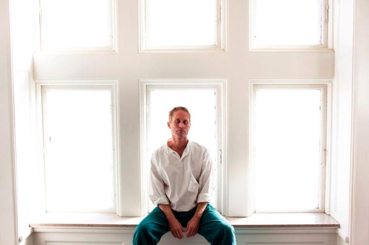 Forundring. Modtagelsen af 'Den stille pige' (2006) undrer stadig Peter Høeg. »Har jeg trådt forkert, eller har jeg presset den litterære genre ud, hvor folk ikke kan forstå det, jeg laver, eller er jeg ved at blive for sær, så det, der optager mig, er kommet for langt fra, hvad der optager andre mennesker?«. 