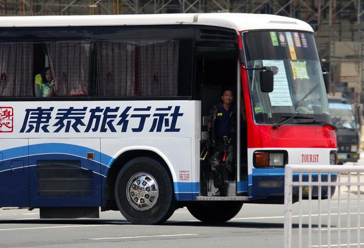 kapring. En afsat politibetjent kaprede 23 august en bus med turister fra Hongkong. Gerningsmanden døde efter han havde taget livet af otte af sine gidsler. 