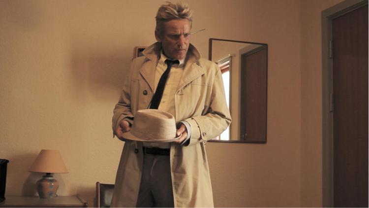 Problemknuser. Ole Lemmeke spiller en mystisk mand med et mystisk aggregat. Foto fra filmen. 