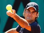 boldkontrol. Roger Federer hitter i øjeblikket på en reklamevideo, der viser en afslappet tennisstjerne skyde en dåse ned fra hovedet af en ung mand. Arkivfoto. 
