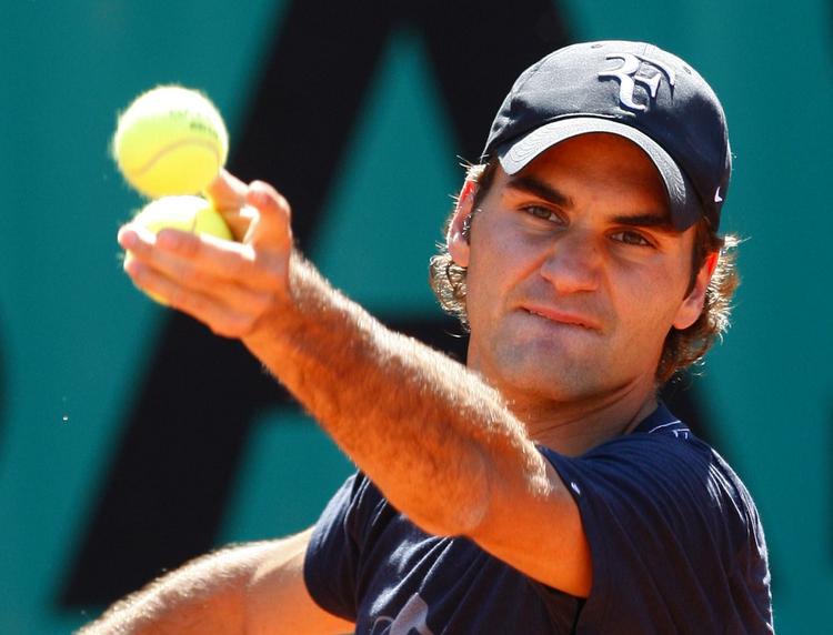 boldkontrol. Roger Federer hitter i øjeblikket på en reklamevideo, der viser en afslappet tennisstjerne skyde en dåse ned fra hovedet af en ung mand. Arkivfoto. 