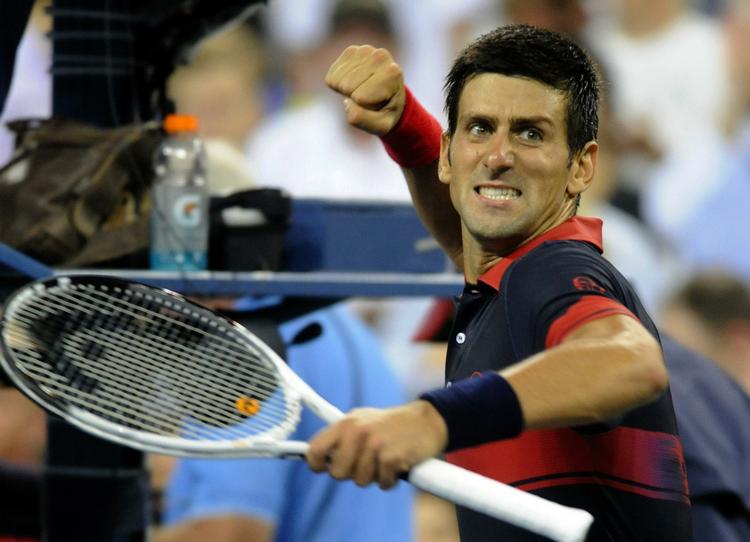 hedebølge. Novak Djokovic fejrer sejren over Philipp Petzschner i anden runde af US Open. Serberen vandt i tre sæt og kunne hurtigt komme tilbage i skyggen. 
