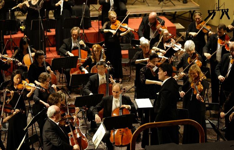 New York Philharmonics dirigent Alan Gilbert styrede slagets gang for et veloplagt NDR-orkester, der har øvet på Mahler intenst de sidste 10 år. Arkivfoto. 