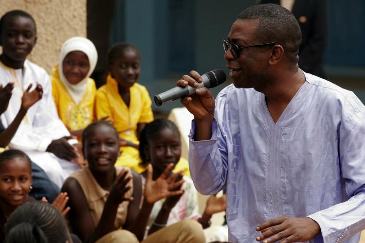 Medier. Tusinder af Yossou N'Dour-fans har demonstreret i Dakars gader for at bakke op om popsangerens planer om en tv-station. 