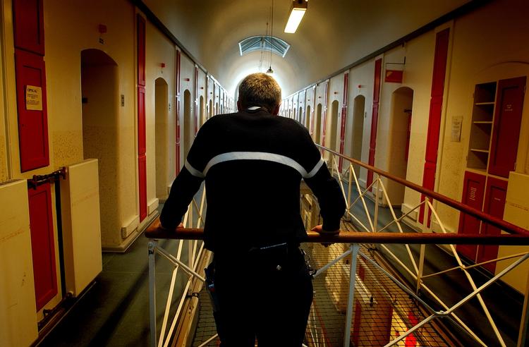 Påpasselig. En fængselsbetjent i Vestre Fængsel i København. Måske skal hans kolleger også stå for sikkerheden på landets psykiatriske hospitaler, som har været plaget af mange fangeflugter. (Arkivfoto) 