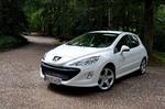 Diskret. Der er ikke meget, der adskiller en Peugeot 308 GTI fra de mere ydmyge udgaver.  Men den er en del hurtigere. 