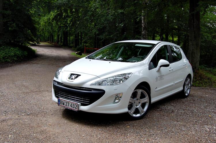 Diskret. Der er ikke meget, der adskiller en Peugeot 308 GTI fra de mere ydmyge udgaver.  Men den er en del hurtigere. 