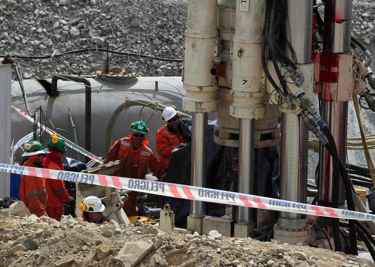 borebisser. De første 20 meter ned gennem klipperne til de indespærrede minearbejdere er tilbagelagt. 
