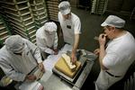 Råmælksost bliver til med uopvarmet mælk, modsat det der sker i den almindelige danske osteproduktion. Her smager mejerimedarbejdere på en almindelig skæreost. 