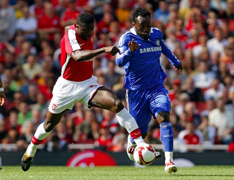 dynamoen. Han har været savnet længe på Chelseas mesterhold. Og nu bliver Michael Essien (th) heller ikke klar til at tørne ud for hjemlandet Ghana ved VM. Arkivfoto. 