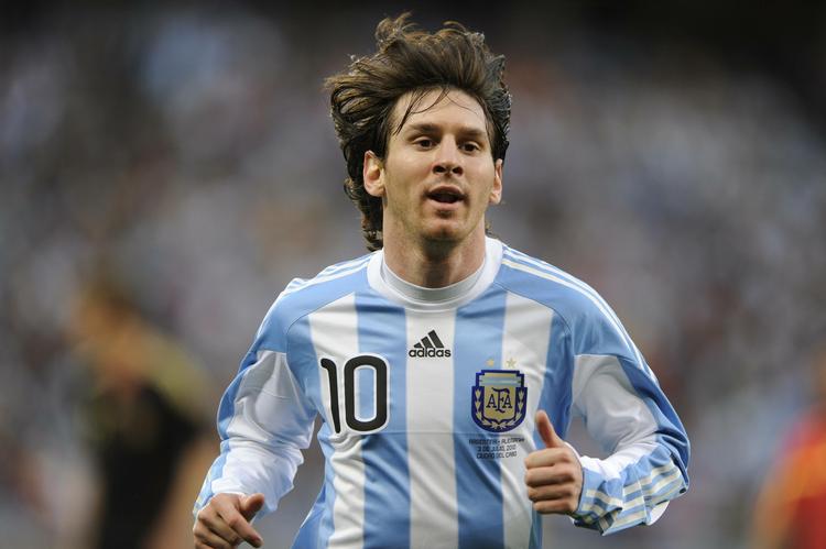 utopi? »Det lyder lige så utopisk som det lyder spændende« er DBU's reaktion på, at FIFA-agent peger på Parken som mulig scene for venskabskamp mellem England og Argentina til vinter. 