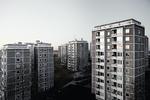 Coverfotoet fra 'Beholder' rammer musikkens stemning rent. Ser manden på altanen ud – eller ser han ind i sig selv, mens hans blik bliver fjernt mod horisonten? 