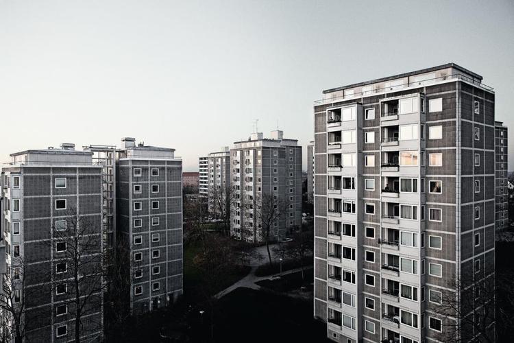 Coverfotoet fra 'Beholder' rammer musikkens stemning rent. Ser manden på altanen ud – eller ser han ind i sig selv, mens hans blik bliver fjernt mod horisonten? 