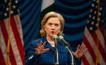 De destruktive kræfter vil tage over, hvis ikke forhandlingerne om Mellemøsten lykkes, mener Hillary Clinton. 