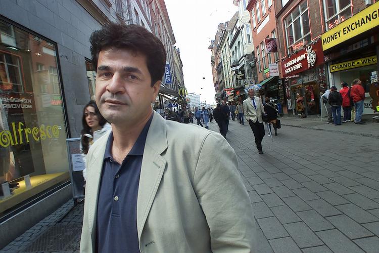 Chikane. Den iranske instruktør Jasaf Panahi er blevet voldsomt censureret i hjemlandet Iran. Her har han fået officielt forbud mod at lave film. 