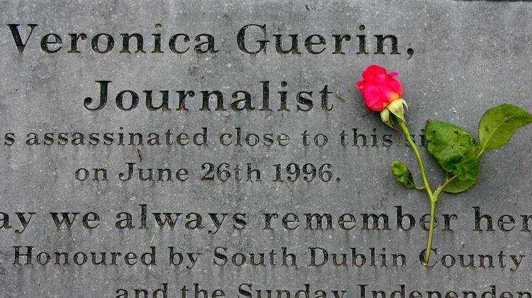 MINDESTEN. En stentavle markerer det sted, hvor den irske journalist Veronica Guerin blev skudt. Arkivfoto. 