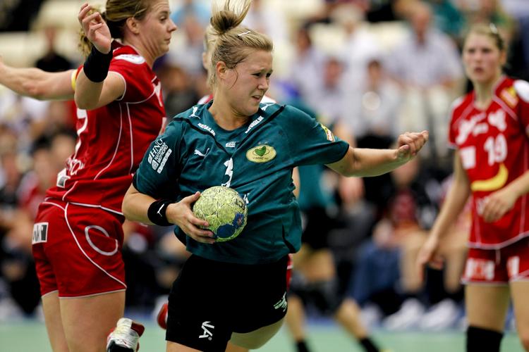 genkomst. Viborgs Marit Frafjord forsøger et gennembrud mod FC Midtjylland i sæsonpremieren. 