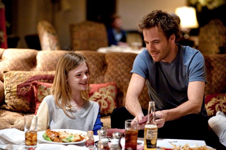 Tæt. Sofia Coppola har med 'Somewhere' måske ikke lavet en ny 'Lost In Translation', men filmen om en lille pige (Elle Fanning), som bare gerne vil elskes af sin far (Stephen Dorff), er uendelig rørende. 