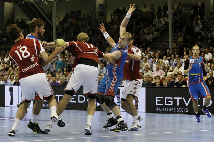 fysisk. Det blev en hårdtspillet åbningskamp af internationalt tilsnit, da fusionsklubben AG København åbnede med en sejr mod AaB Håndbold. 