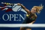 Brølstærk. Caroline Wozniacki - der her ses i 1.-rundekampen mod amerikanske Chelsey Gullickson - har indtil videre kun afgivet tre partier i tre kampen. 