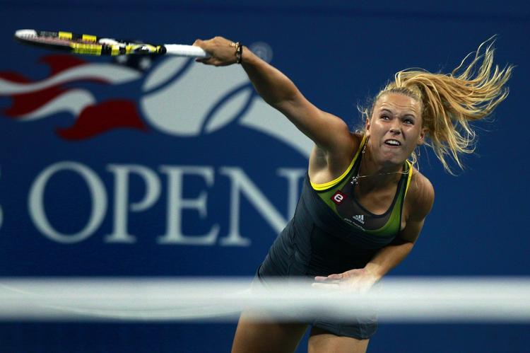 Brølstærk. Caroline Wozniacki - der her ses i 1.-rundekampen mod amerikanske Chelsey Gullickson - har indtil videre kun afgivet tre partier i tre kampen. 