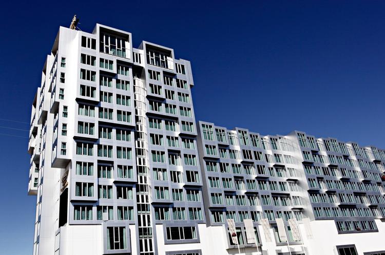 Der er ingen associationer til Tivoli uden på bygningen, mens der indenfor er forskellige grader af tivolisering. Af hotellets 402 værelser er 20 temaværelser, hvor der ikke er sparet på henvisningerne til forlystelseshaven. 