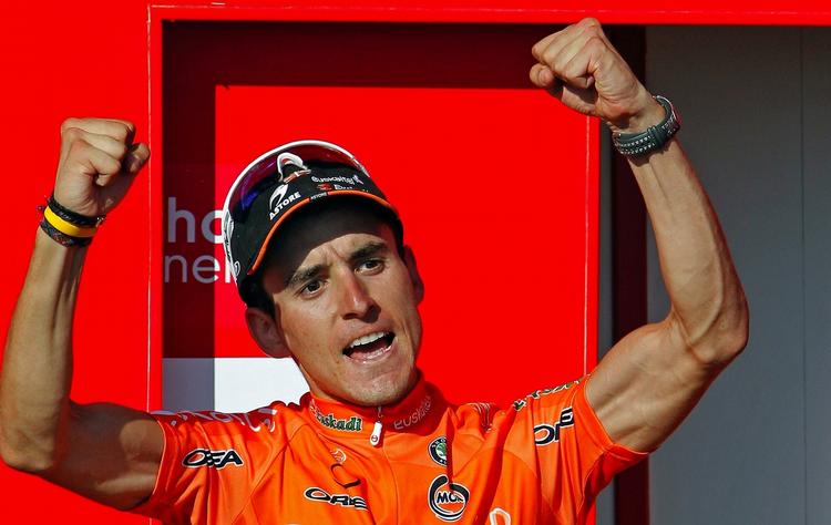 truet. Spanske Igor Anton fører i hjemlandets store rundtur. Her får han den røde førertrøje på efter gårsdagens etape. 