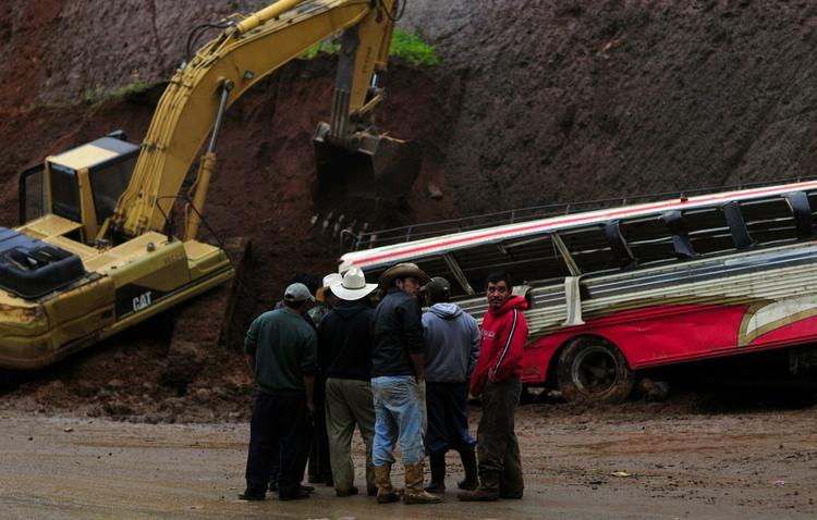 mudderskred. En bus blev fanget af et mudderskred i Guatemala, der er ramt af voldsom regn. Mindst ti er dræbt ved ulykken. 