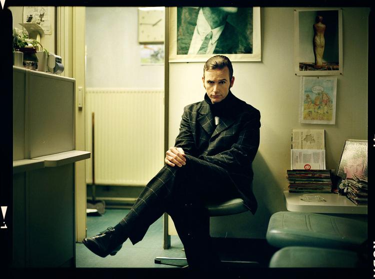 Hall'sk. Tonefaldet i 'Kinoplex' er på godt og ondt Martin Hall. Men der er også en biklang, der peger væk fra det patetiske og forlorent dybsindige. 