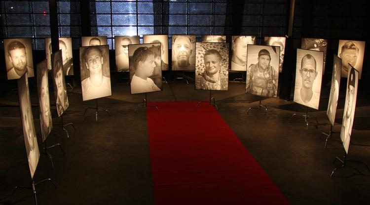 fatalt. Hvem var de, og hvorfor pokker ønskede de at risikere deres dyrebare liv i en konflikt så langt fra Danmark? spørger aftenens dokumentar. 