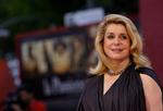 Pynt. 'Potiche'  åbner smukt med  Catherine Deneuve,  der jogger  i skoven i en knaldrød træningsdragt fra 1970'erne. Et årti, Ozon genskaber i et raffineret orgie af kitsch. 
