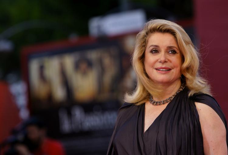 Pynt. 'Potiche'  åbner smukt med  Catherine Deneuve,  der jogger  i skoven i en knaldrød træningsdragt fra 1970'erne. Et årti, Ozon genskaber i et raffineret orgie af kitsch. 