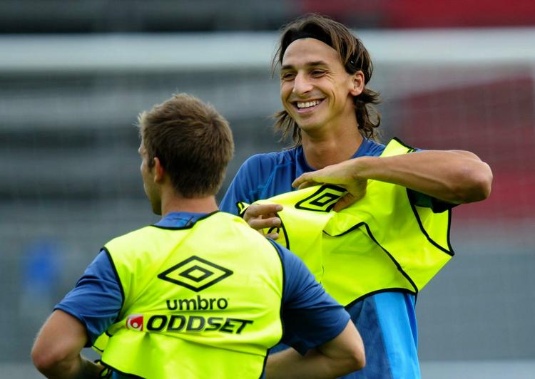 hjemvendt. Zlatan Ibrahimovic under træning med det svenske landshold sammen med Elfsborgs Anders Svensson. 