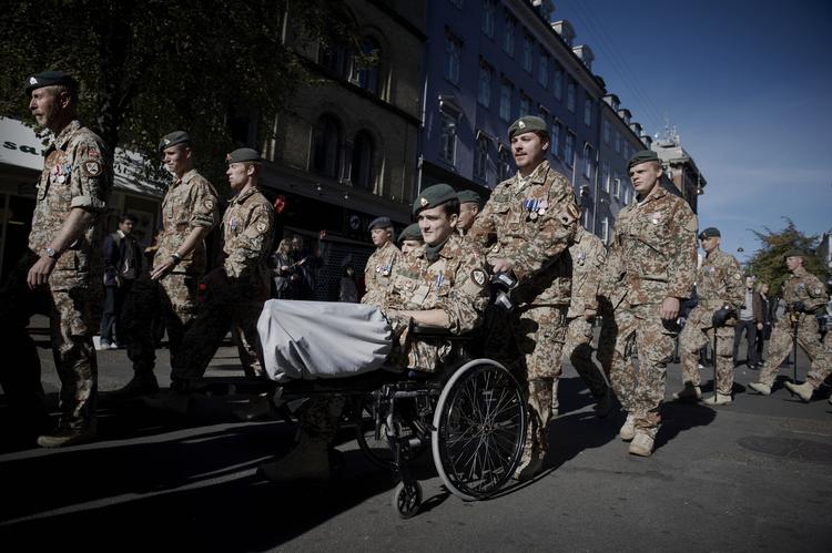 Hyldest. 'Hold 9' fra Afghanistan marcherer foran Livgardens kaserne på Rosenborg i anledning af flagdagen for Danmarks soldater. 