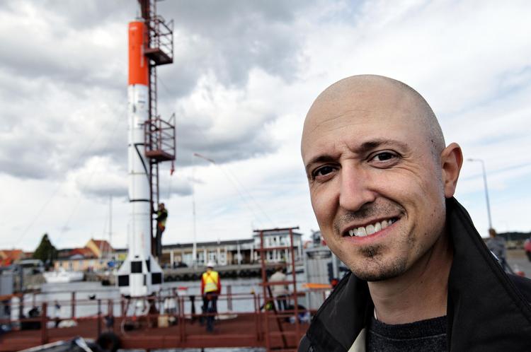Opsendelse. Raketbygger Kristian von Bengtson er ikke nervøs for at gå tilbage til en fuser. Raketten skal op, siger han fra havnen i Nexø. Her et billede fra før, raketten blev sendt til havs. 