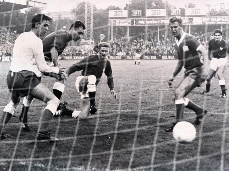 6-0. Gudmundur Peturssons mareridt er kun lige begyndt, da John Steen Olsen (knælende) prikker sit andet mål i nettet til 6-0. Erik Dyreborg (nummer to fra venstre) scorede to af de danske mål, Ulrik le Fevre (yderst til højre) scorede tre gange lige som Finn Laudrup og Kresten Bjerre. Arkivfoto. 