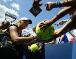 populær. Tilskuerne elsker Caroline Wozniacki, der er venlig og imødekommende - i modsætning til Maria Sharapova. 