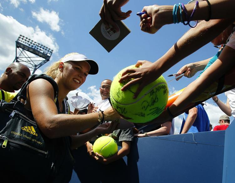 populær. Tilskuerne elsker Caroline Wozniacki, der er venlig og imødekommende - i modsætning til Maria Sharapova. 