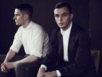 Sanger Theo Hutchcraft og synthesizerspiller Adam Anderson fra Manchester gemmer sig ikke bag ironi, men melder ærligt ud i deres stort og omhyggeligt iscenesatte pop. 